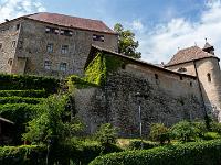 Ostseitiger Blick hoch zu Schloß Schenna